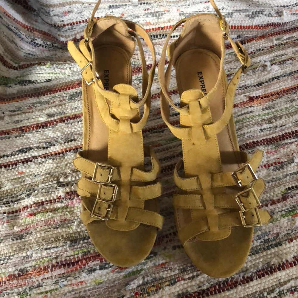 Yellow wedges